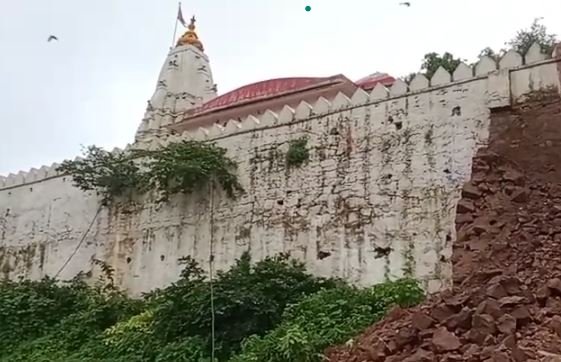 Rajgarh-Machadi Road: बाराही माता मंदिर का गुंबद गिरने से प्रशासनिक लापरवाही उजागर, श्रद्धालुओं में आक्रोश