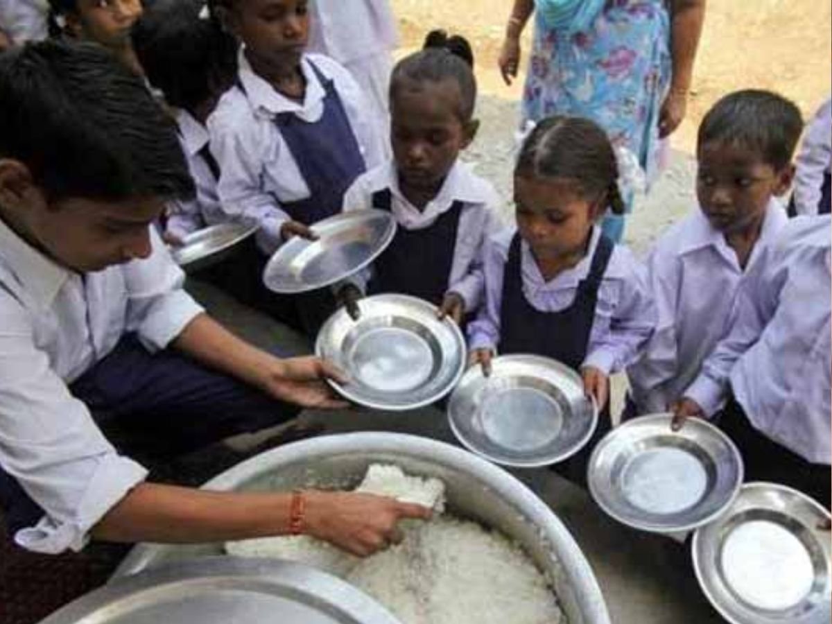 दौसा जिले में मिड डे मील खाने से 100 से ज्यादा बच्चे बीमार, 16 की हालत गंभीर