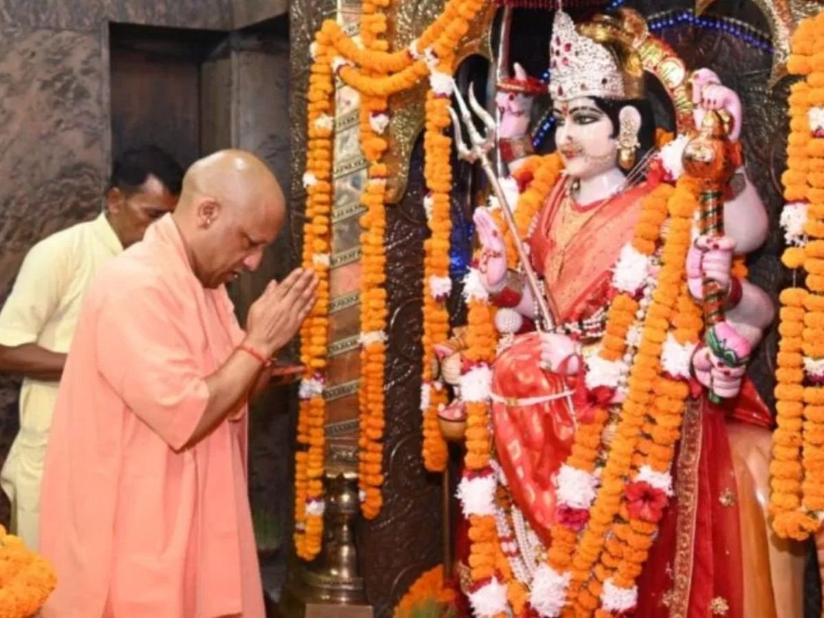 CM योगी ने किए मां पाटेश्वरी के दर्शन, गायों को खिलाया गुड़