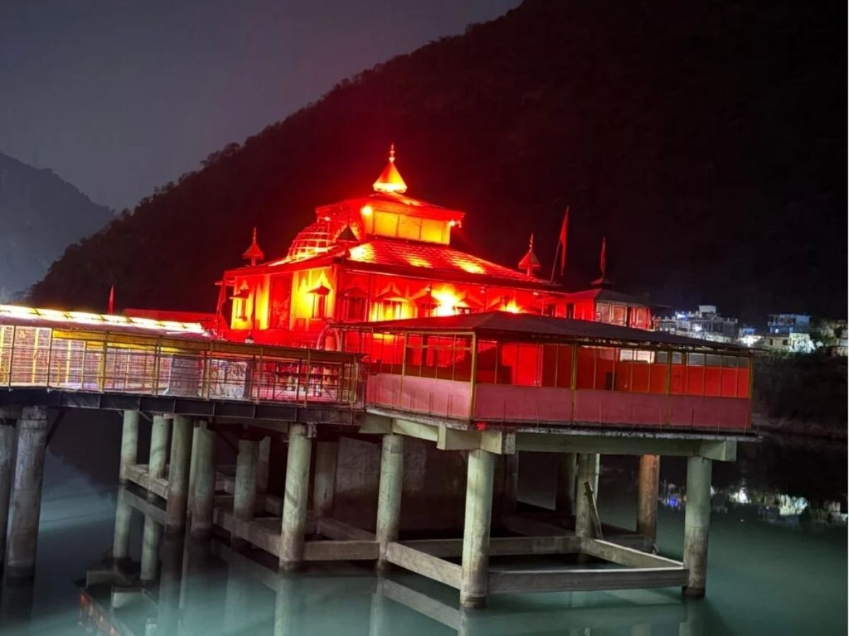 धारी देवी मंदिर परिसर में वॉल वॉशर लाइटिंग व्यवस्था स्थापित, पर्यटकों को बेहतर सुविधाएं