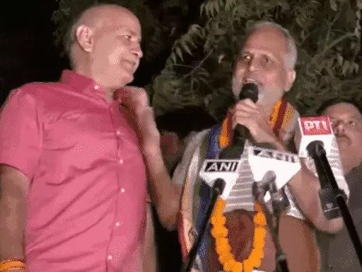 871 दिन में तिहाड़ जेल से बाहर आए सत्येंद्र जैन, गले मिले आतिशी-सिसोदिया