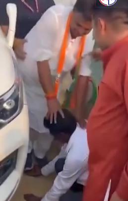 Bjp उम्मीदवार का ऐसा स्वागत 