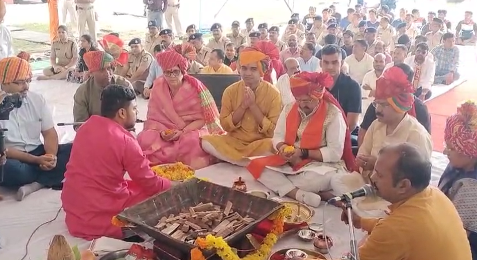 धार में दशहरे परंपरा: मंत्री कैलाश विजयवर्गीय और वरिष्ठ अधिकारियों द्वारा शस्त्र पूजन, भजन का आयोजन