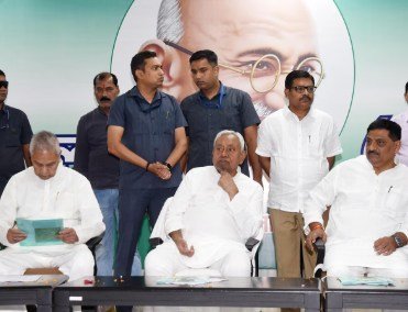 Bihar CM Nitish Kumar: बिहार चुनाव से पहले CM नीतीश ने NDA के नेताओं को सौंपा टास्क, जनता को करें जागरुक