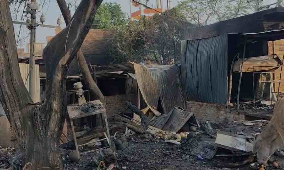 Hamirpur Fire Incident: बिवांर कस्बे में ट्रांसफार्मर शॉर्ट सर्किट से लगी भीषण आग, लाखों का सामान जलकर राख