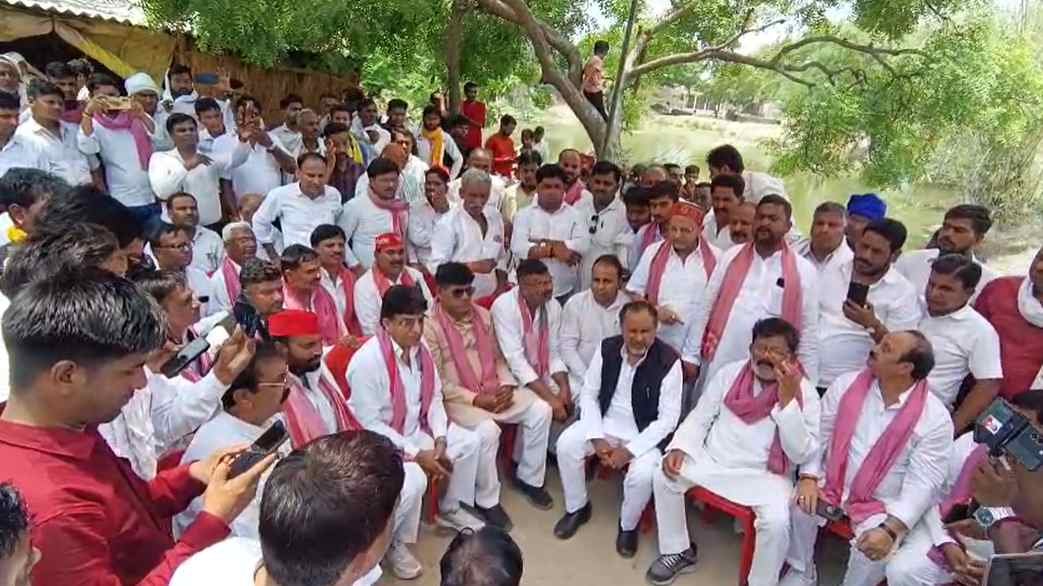 कौशांबी में 8 साल की बच्ची के साथ रेप: समाजवादी पार्टी का डेलिगेशन पीड़ित परिवार से मिला