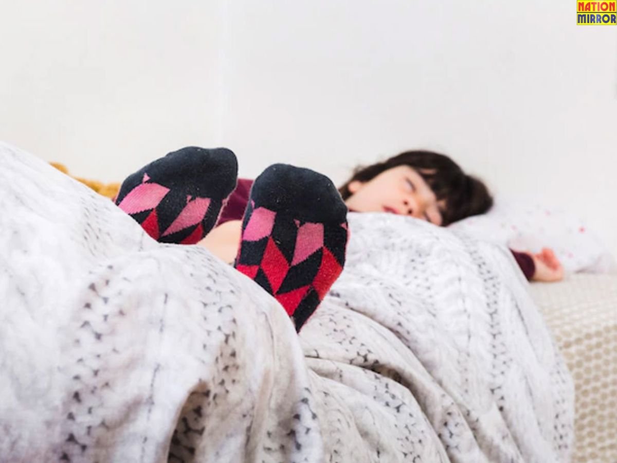 Sleeping Mistake in Winter: स्वेटर और मोजे पहनकर सोना बिगाड़ सकता है आपकी सेहत!