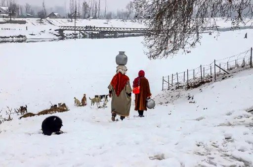 Snowfall: 3 राज्यों में बर्फबारी, श्रीनगर में नल का पानी जमा