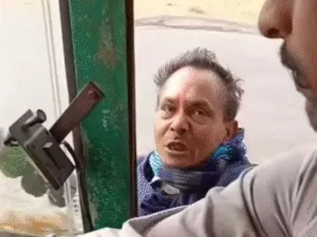 The broker was hung at the gate for 5 kilometers: ट्रक चालक ने 5 किलोमीटर तक दलाल को गेट पर लटकाया,वीडियो वायरल