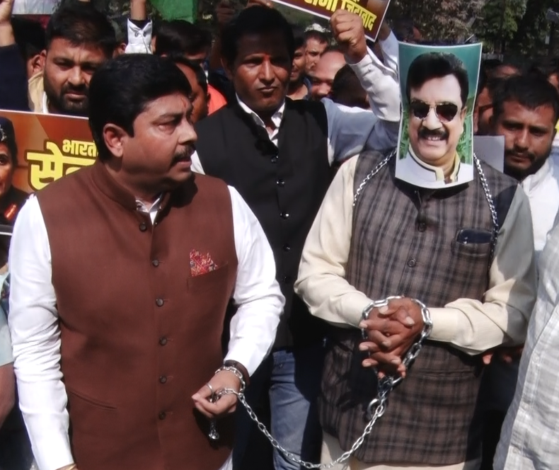 VIJAY SHAH UPDATE NEWS: मंत्री विजय शाह का प्रतिकात्मक लेकर पुलिस चौकी पहुंची कांग्रेस