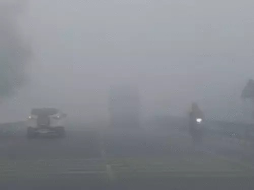 दिल्ली की हवा फिर जानलेवा: धुंध और स्मॉग से फ्लाइट रद्द, AQI 500 पार, स्कूल ऑनलाइन