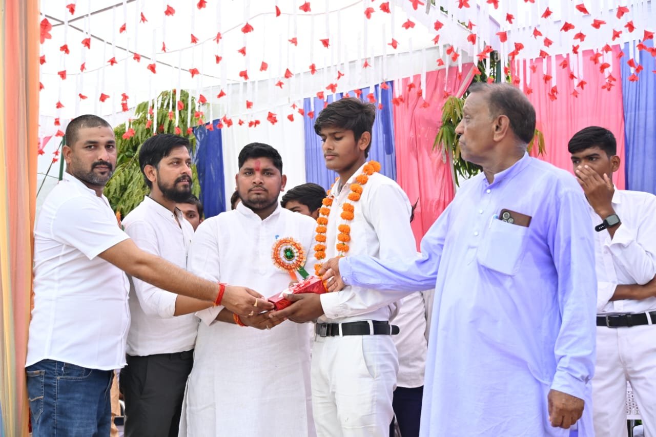 Singrauli News:जनपद सदस्य रणधीर सिंह ने जिले में छात्र-छात्रा अच्छे अंक लाने वालों को दिया लैपटॉप मोबाइल