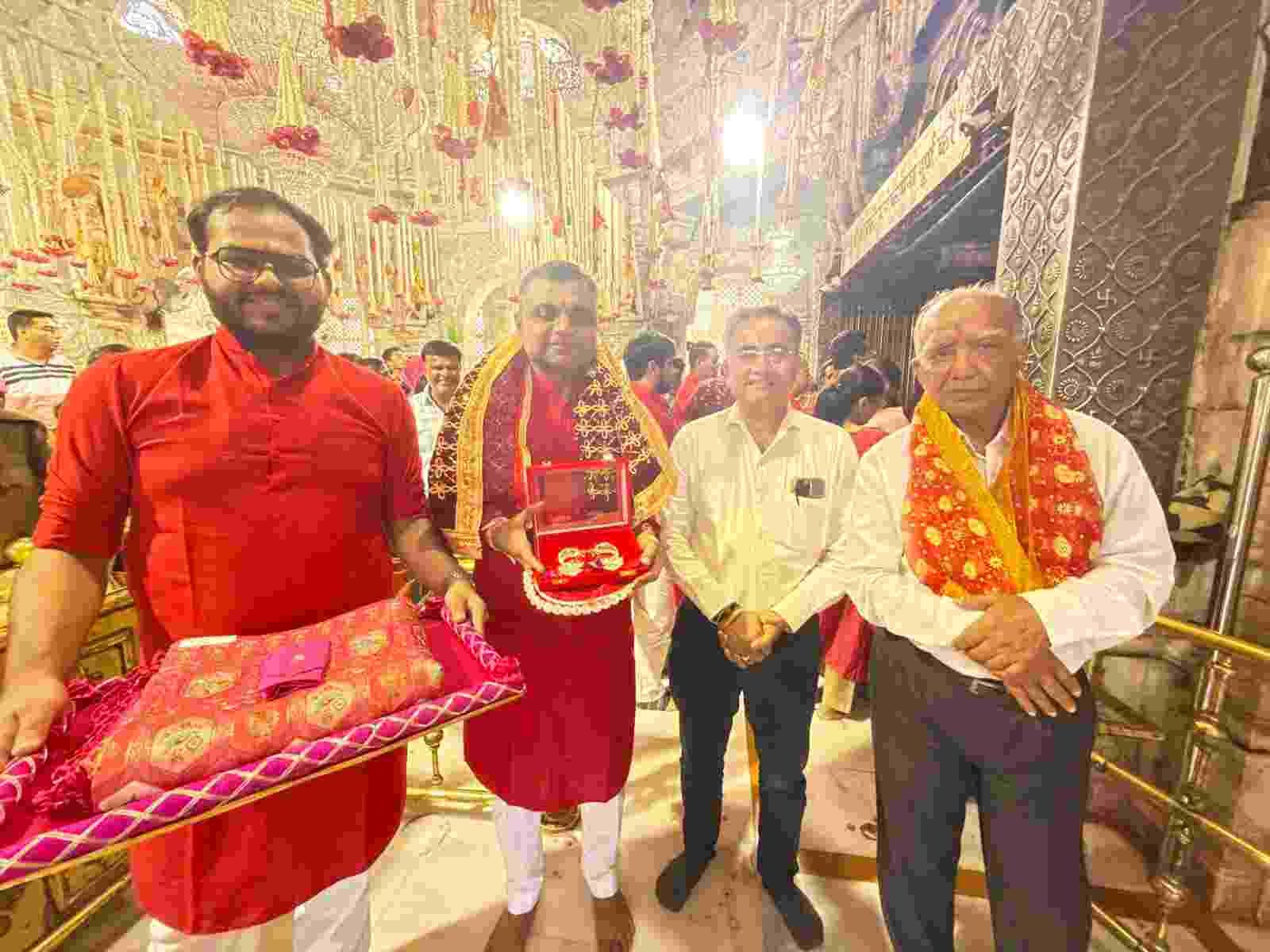 Jay Bhole Group Ambaji Mata: अंबाजी माता जी को भेंट किए 5.31 लाख के सुवर्ण कुंडल, ट्रस्ट अध्यक्ष कौशिक मोदी रहे उपस्थित