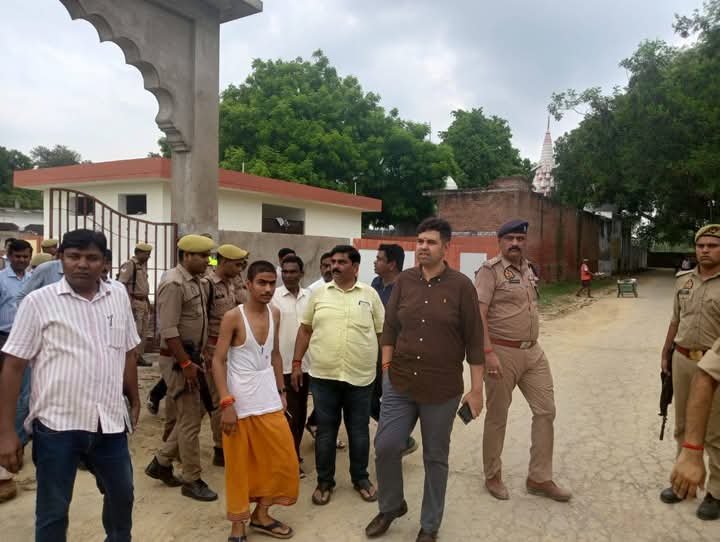 हरदोई जिलाधिकारी और पुलिस अधीक्षक ने शीतला माता मंदिर का किया निरीक्षण, व्यवस्थाओं का लिया जायजा