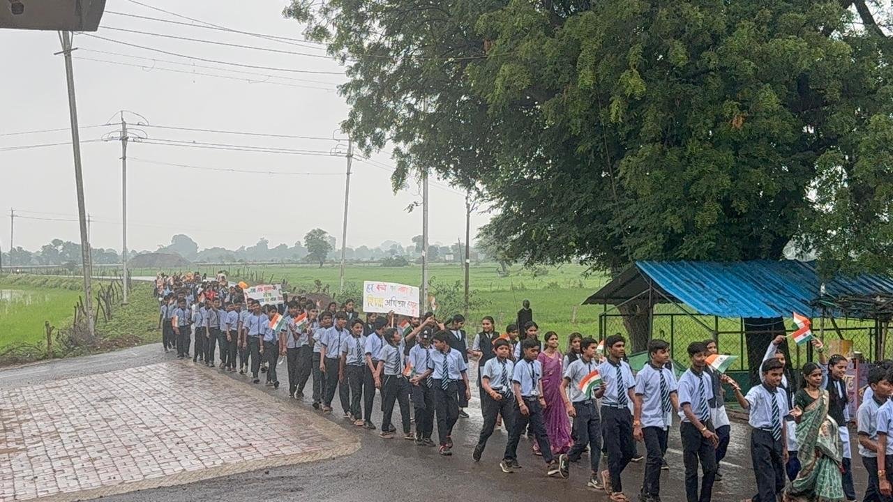 देशभक्ति के रंग में रंगा हैदरगढ़, रॉयल कॉन्वेंट स्कूल ने निकाली भव्य तिरंगा यात्रा