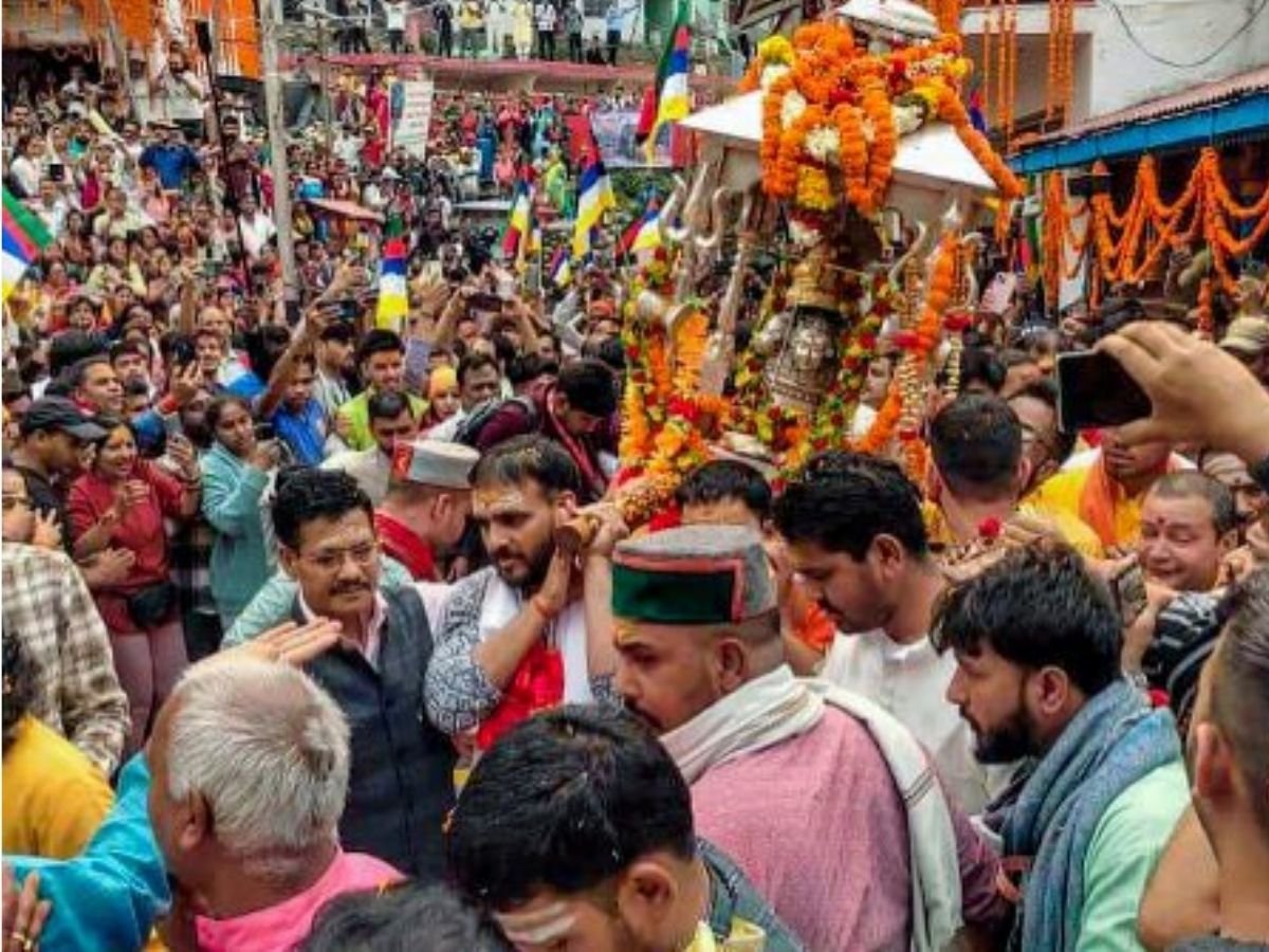 UK NEWS : बाबा केदार की डोली पहुंची ऊखीमठ,डोली पर सोने का मुकुट सजाया