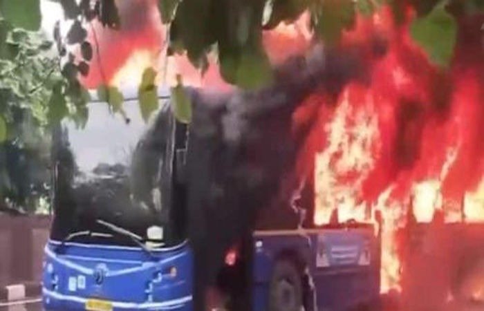 Delhi buses fireballs : दिल्ली में 'आग का गोला' बन गई बस