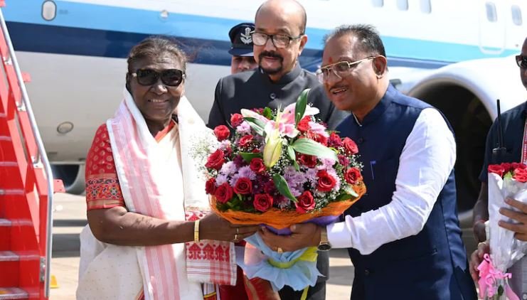 CG NEWS: रायपुर पहुंची राष्ट्रपति द्रौपदी मुर्मू,राज्यपाल और सीएम साय ने की स्वागत