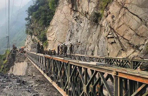  उत्तराखंड और हिमाचल में तबाही: बादल फटने से बढ़ी मुश्किलें