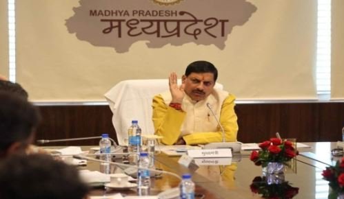मुख्यमंत्री डॉ मोहन यादव ने उज्जैन में राष्ट्रीय ध्वज फहराया.. परेड की ली सलामी