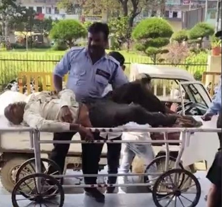 छतरपुर में हार्ट-अटैक से वृद्ध की मौत: एम्बुलेंस न पहुँच पाने पर लोडिंग वाहन में बेटा देता रहा CPR, नहीं बच सकी जान