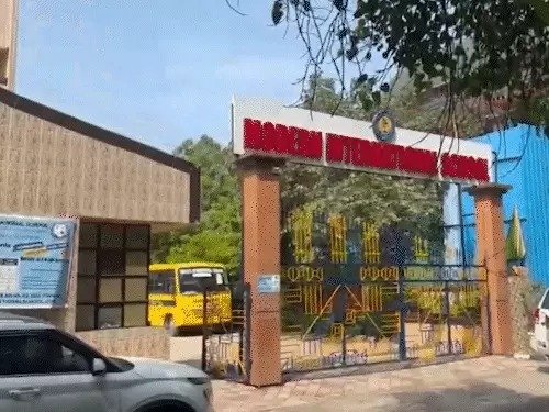 दिल्ली के 3 स्कूलों को बम की धमकी: पुलिस और बम स्क्वॉड पहुंचे