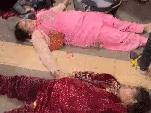  दिल्ली स्टेशन पर 18 ज़िंदगियों की मौत का सच: रेल मंत्री ने 'भगदड़' नहीं कहा