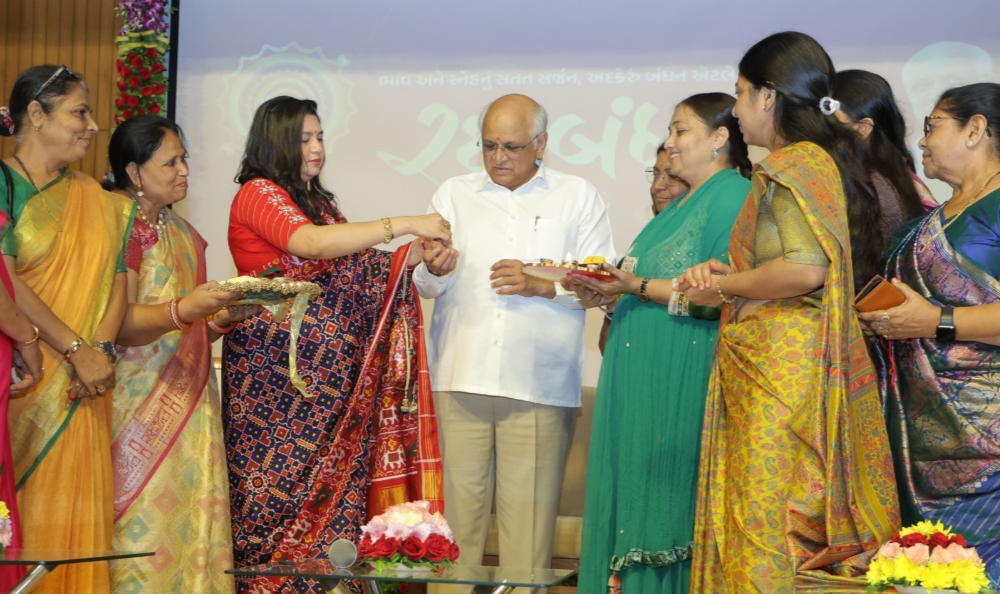 CM Bhupendra Patel Rakhi: गांधीनगर में सीएम भूपेंद्र पटेल को बहनों ने बांधी राखी, दी रक्षाबंधन की शुभकामनाएं