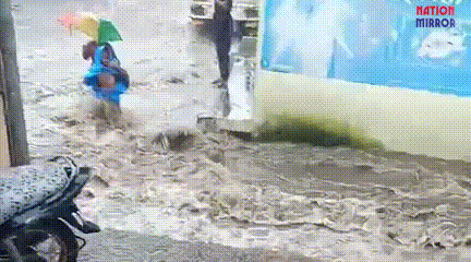 MP rain children swept away video: एमपी में बारिश का कहर,स्कूल जाते समय बहे बाई-बहन,वीडियो देख हो जाएंगे हैरान!