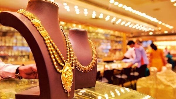 Gold Prices Fall: सोना खरीदारों के लिए खुशखबरी, सोने की गिरती कीमतें