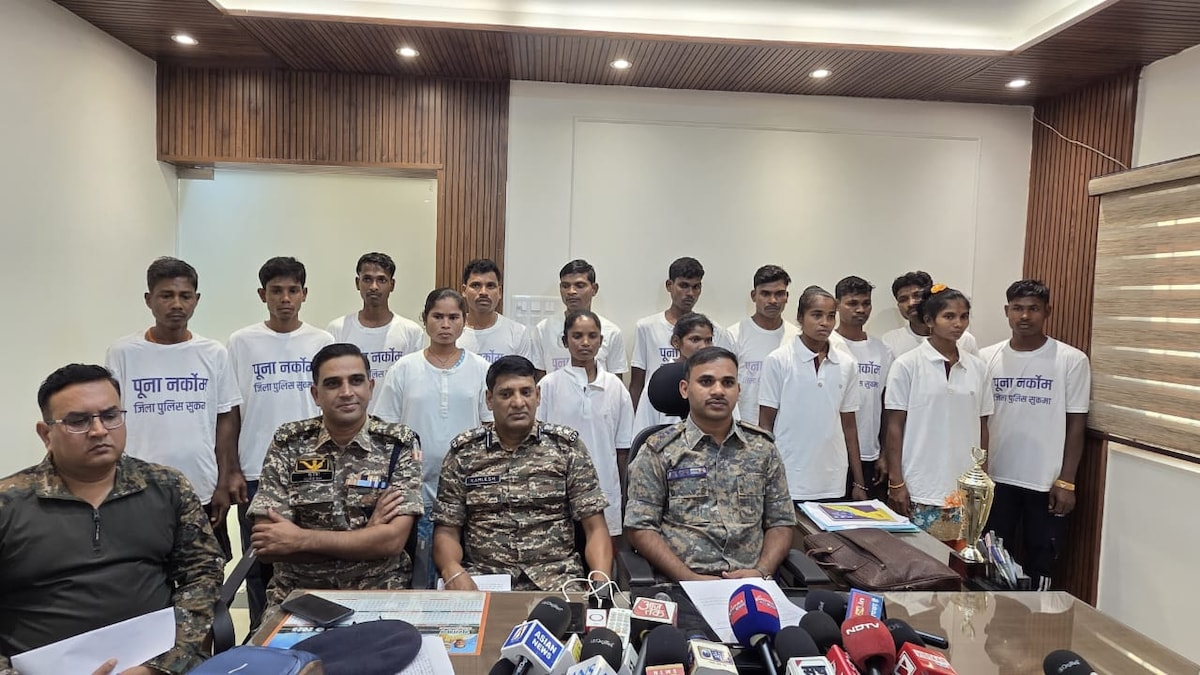 Naxalite News Update : 48 लाख के इनामी समेत 15 नक्सलियों ने सरेंडर किया