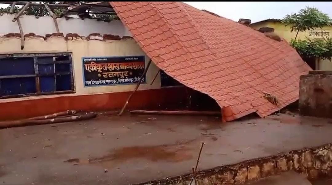 Betul rain damage: बैतूल में आफत की बारिश,रतनपुर स्कूल और होस्टल की छत उड़ी, पांच बच्चे और एक शिक्षक घायल