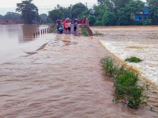 हिमाचल और उत्तराखंड में बाढ़-लैंडस्लाइड: 11 की मौत, रेस्क्यू ऑपरेशन जारी