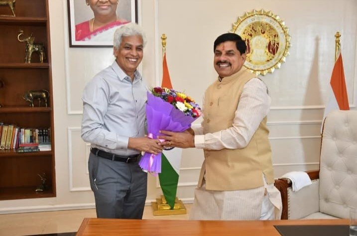 IAS दीपक सक्सेना: बेटे की मौत के बाद भी नहीं टूटी हिम्मत, शिक्षा माफिया पर कसी नकेल