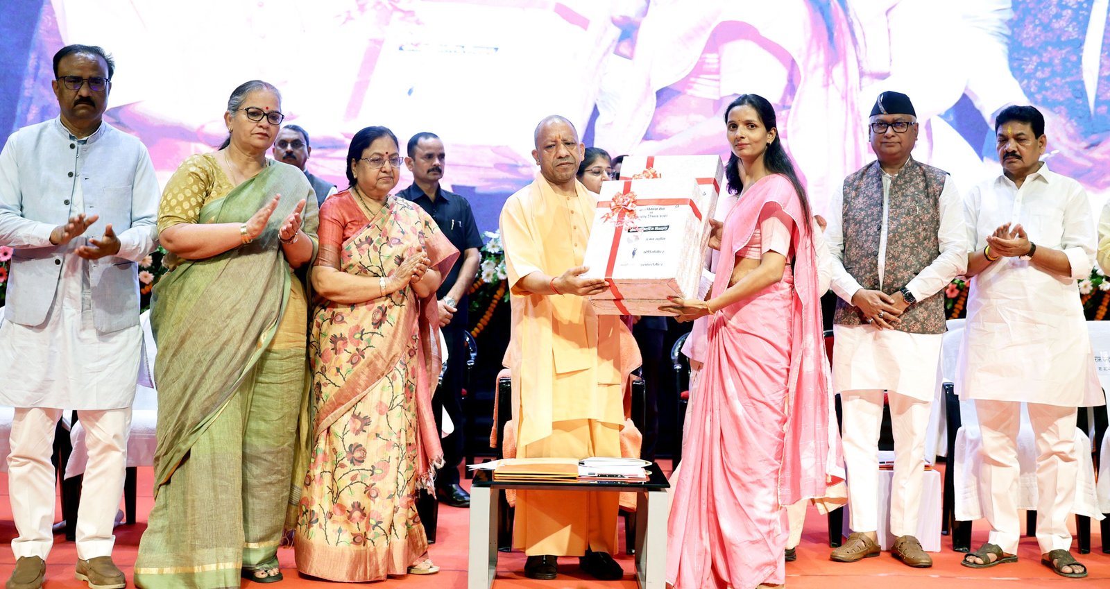CM योगी ने दिया आंगनबाड़ी कार्यकर्ताओं को तोहफा, आंगनबाड़ी होगी डिजिटल