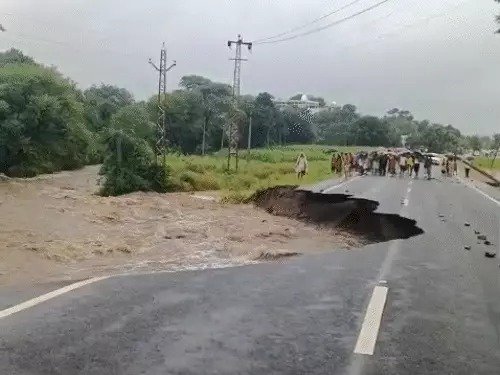 मानसून 2025: हिमाचल में तबाही, उत्तराखंड में बादल फटा, पंजाब में बाढ़ और जान का खतरा!