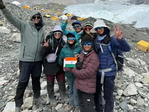 10 साल के बच्चों ने चढ़ा एवरेस्ट बेस कैंप! 5364 मीटर की ट्रेकिंग, हर दिन 9 घंटे पैदल चले