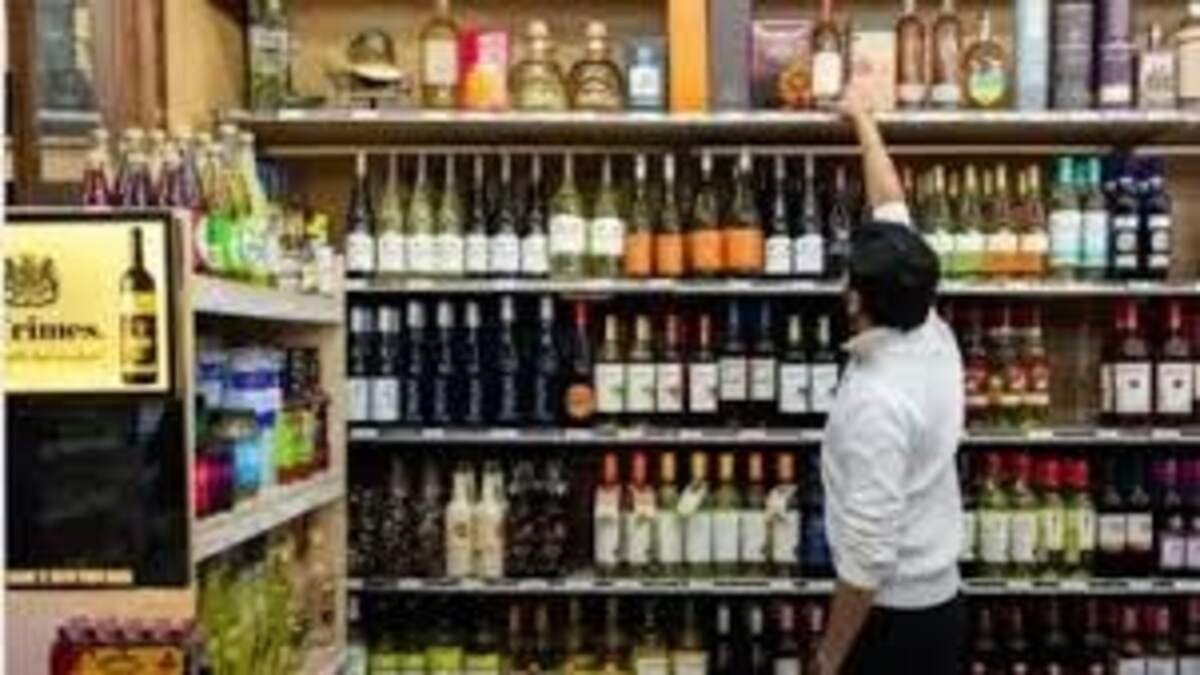 MP में शराब दुकानों की नीलामी में लापरवाही पर बरती गयी सख्ती, बैतूल-गुना के आबकारी अधिकारी निलंबित