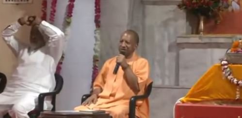 Yogi Adityanath Guru Purnima Puja: यूपी के मुखिया योगी आदित्यनाथ ने गुरू पूर्णिमा पर की विशेष पेजा-पाठ,की विश्व कल्याण की कामना