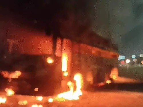 लखनऊ एक्सप्रेस-वे पर चलती AC बस में भीषण आग, 70 यात्री बाल-बाल बचे