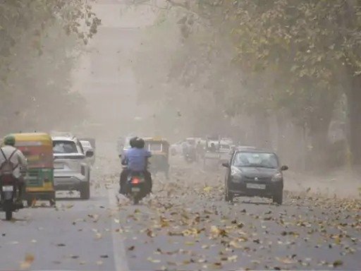 भारत में मौसम का बदलता मिजाज : कहीं बादल फटे, कहीं पारा उफान पर