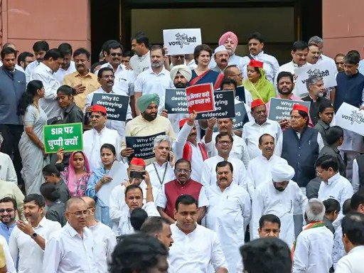 सिर्फ 3 मिनट में इनकम टैक्स कानून पास: संसद में बिना चर्चा के 8 बिल मंजूर