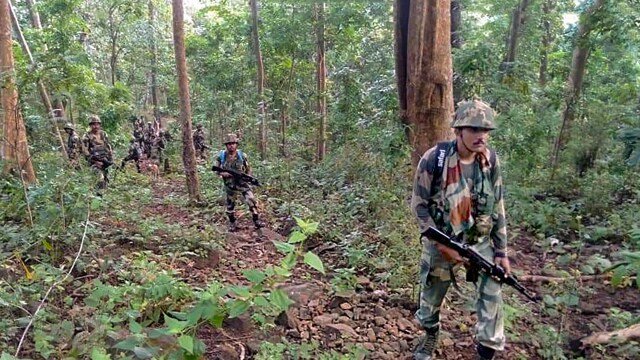 Naxal Operation: 2000 नक्सलियों से अकेले लड़ रहा छत्तीसगढ़