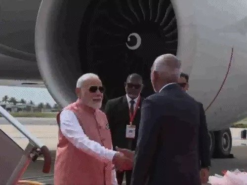मोदी पहुंचे मालदीव: मुइज्जू ने गले लगाकर किया स्वागत