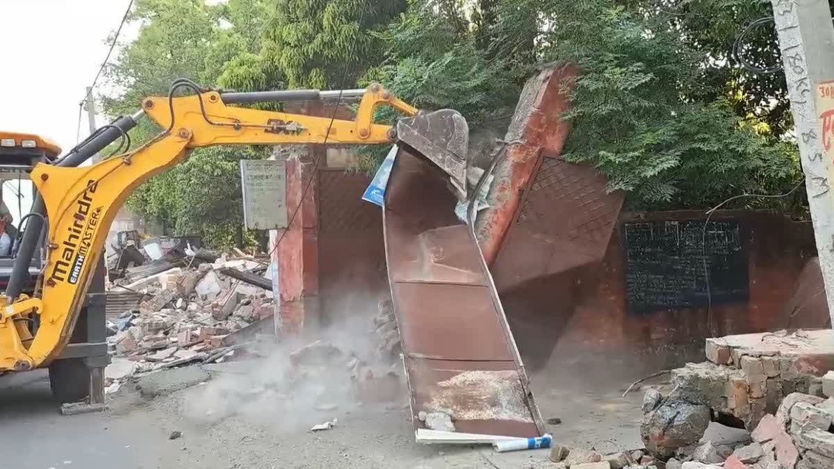 rampur meena bazaar news : 50 साल पुराने मीना बाजार पर चला योगी सरकार का बुलडोजर