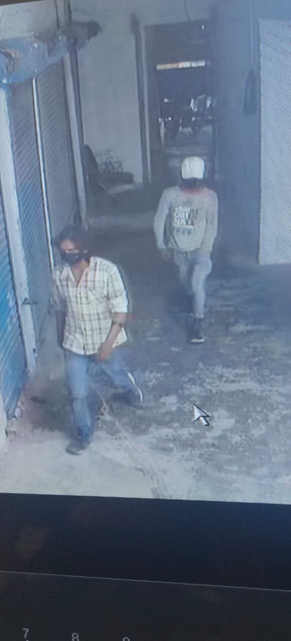 robbery incident: हमीरपुर दिनदहाड़े घर में घुसकर बदमाशों ने चाकू की नोक पर लूटे सोने के जेवर, पुलिस की कार्यशैली पर उठे सवाल