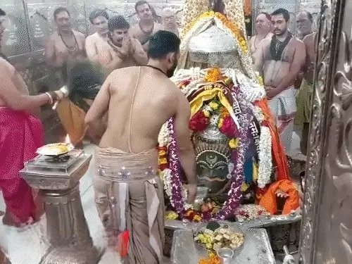 सावन सोमवार: महाकाल के दर्शन लाखों भक्तों ने किए, काशी में 5KM लंबी लाइन