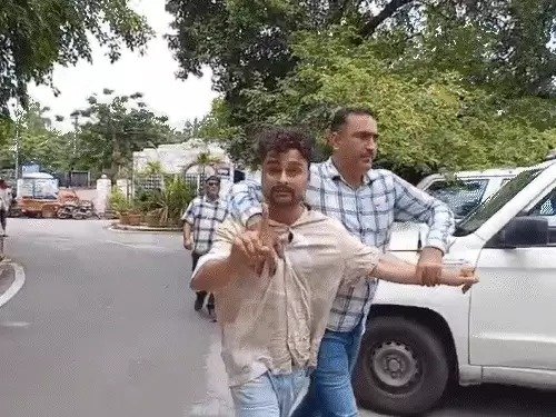 फ्रांसीसी मॉडल से रेपः पकड़े गए सलमान‑अक्षय के कास्टिंग डायरेक्टर पर आरोप