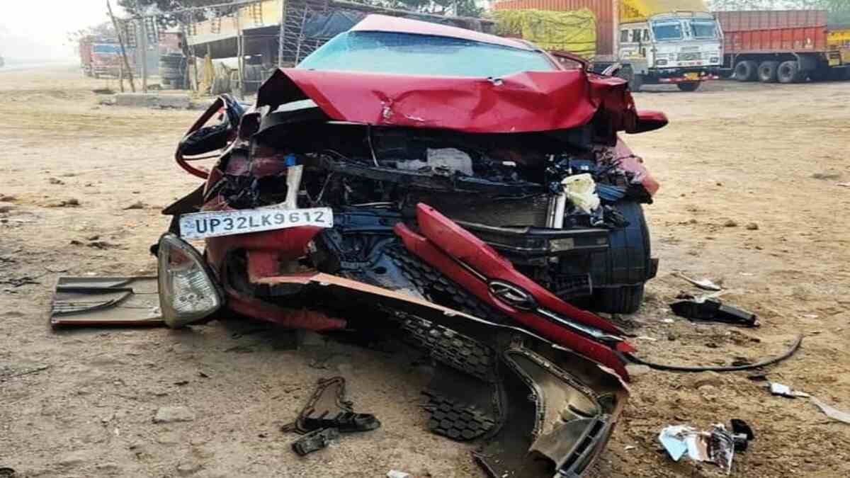 लखनऊ-दिल्ली हाईवे पर हुआ भीषण सड़क हादसा, बस की टक्कर के बाद ट्रक में घुसी जा कार, दो युवकों की मौत