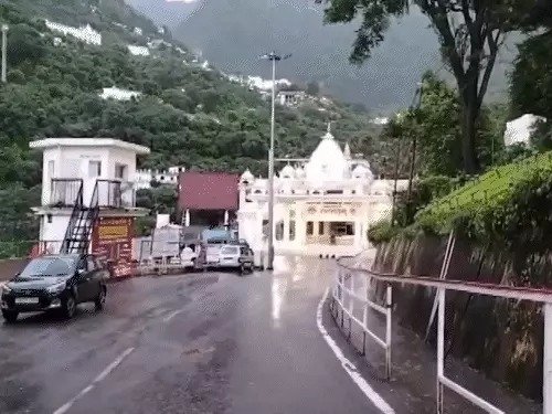  वैष्णो देवी मंदिर 7 दिन से बंद: 700 भक्तों का होटल, नाश्ता-डिनर फ्री